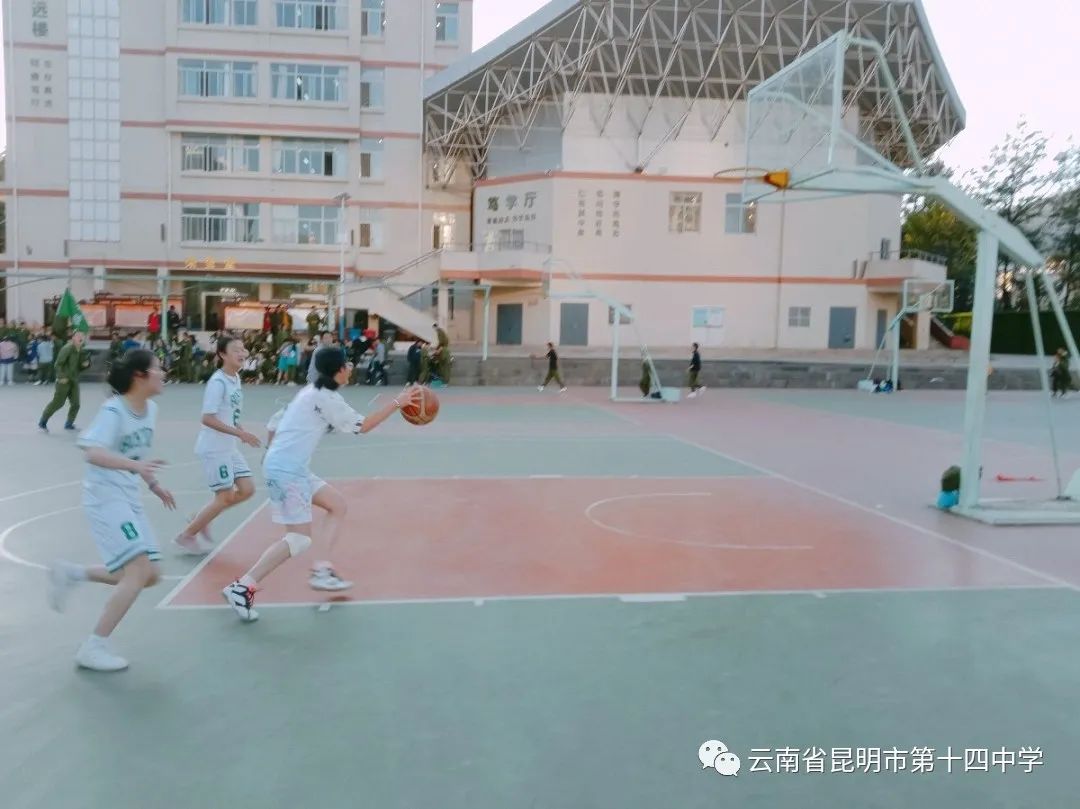 传球篮球精妙技巧是指_篮球精妙的传球技巧是什么_篮球传球技术教学步骤