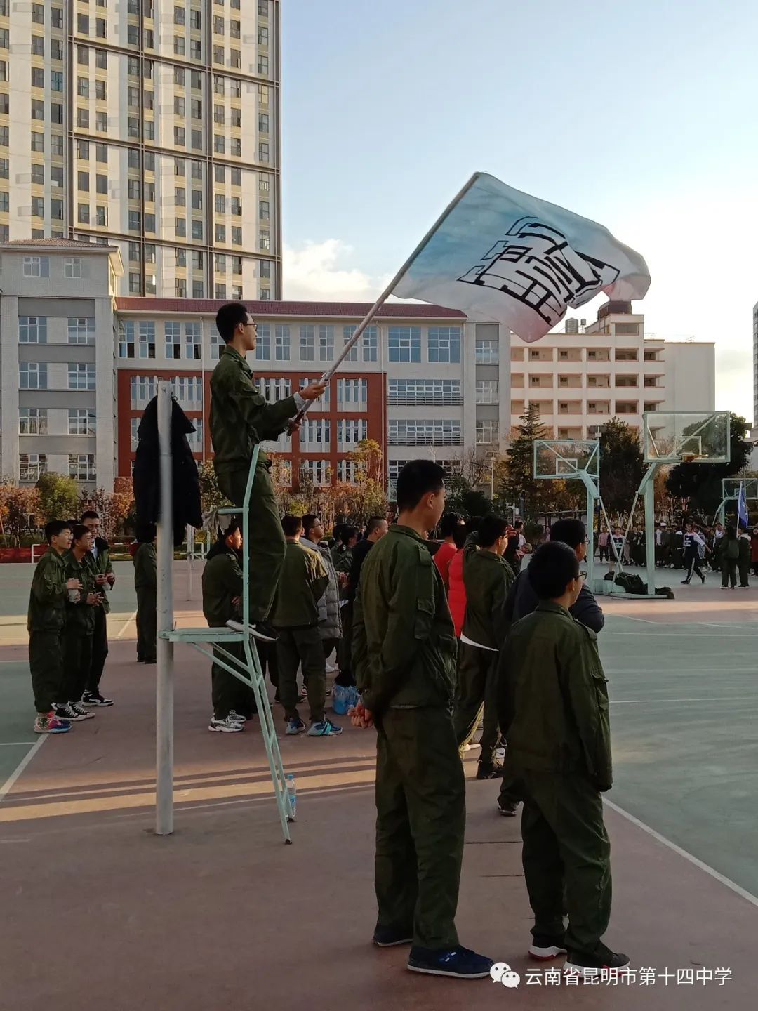 传球篮球精妙技巧是指_篮球精妙的传球技巧是什么_篮球传球技术教学步骤