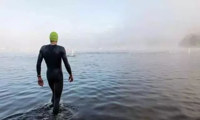 游泳比赛蛙泳犯规吗_游泳比赛的技巧和注意事项蛙泳_蛙泳比赛的规则是什么