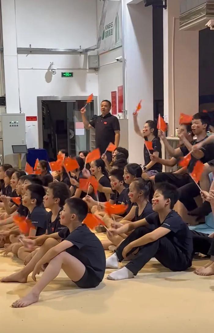 罗丹组织省队运动员观看奥运蹦床比赛