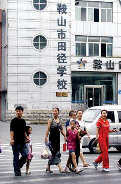 举重冠军国外_举重世界冠军_英国四口之家举重冠军