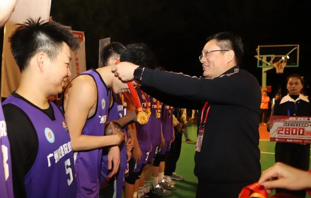 工业学院篮球比赛冠军是谁_大学篮球赛冠军_篮球工业学校给我弄个图片