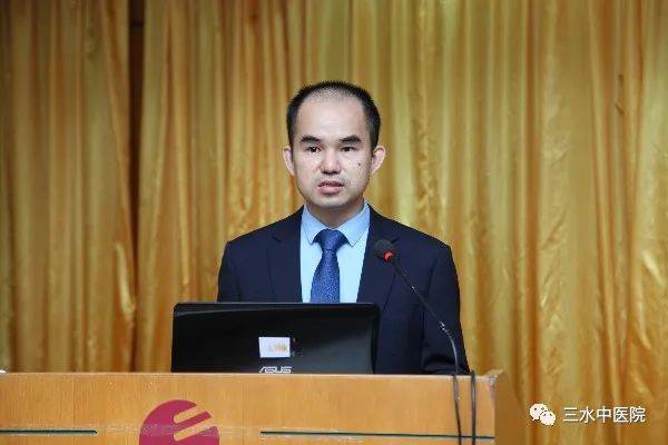 郑衍庆在基层中医适宜技术新进展学习班上授课